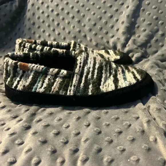 Acorn black and Gray yarn and Suede Slippers,‎ Size 8-9 - Picture 2 of 5